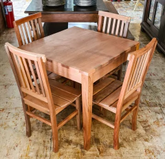 Mesa de Jantar Malhetada em Madeira de Demolição, ideal para ambientes aconchegantes e exclusivos, disponível na Marcenaria Tiradentes