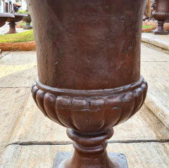 Ânfora de Ferro Fundido Liso do século XIX, peça de decoração sofisticada para ambientes requintados, disponível na Marcenaria Tiradentes.