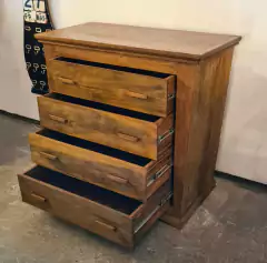 Cômoda rústica com 4 gavetas, feita em autêntica Madeira de Demolição, destacando a beleza e durabilidade da peça. Ideal para ambientes elegantes.