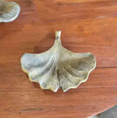 Escultura Decorativa Folha Dourada Escurecida em Metal Pequena na internet