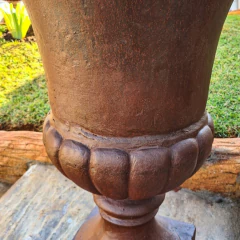 Imagem de uma Ânfora de Ferro Fundido do Século XIX grande, ideal para decoração sofisticada e vintage, disponível na Marcenaria Tiradentes.