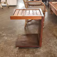 Imagem da Mesinha Criado Mudo Ripado em C, com design compacto e rodinhas, da Marcenaria Tiradentes - perfeito para complementar decoração de quartos