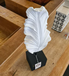 Escultura Folha Branca em Resina M - Marcenaria Tiradentes - Móveis e Decoração Artesanais de alto padrão
