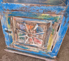 Mesinha de Cabeceira Antiga Pintada Alta com Porta 0,45x0,45x0,80m na internet