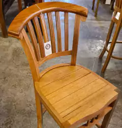 Imagem do Banqueta Alta Ripada com Encosto Curvo em Verniz PU