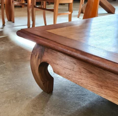 Mesa de Centro artesanal com design de pés curvos, feita em Jequitibá de Demolição, perfeita para adicionar charme e conforto ao ambiente
