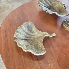 Escultura Decorativa Folha Dourada Escurecida em Metal Pequena - Marcenaria Tiradentes - Móveis e Decoração Artesanais de alto padrão