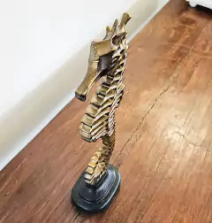 Escultura Cavalo Marinho em Resina Dourado e Preto Médio - loja online