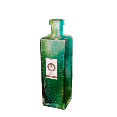 Imagem de um Centro de Mesa em formato de Garrafa de Vidro Quadrada nas cores verde e azul, ideal para decoração de ambientes sofisticados.