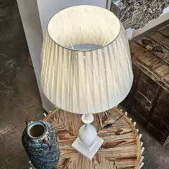 Abajur de Metal Branco Torneado Mais Alto e Cúpula - Marcenaria Tiradentes - Móveis e Decoração Artesanais de alto padrão