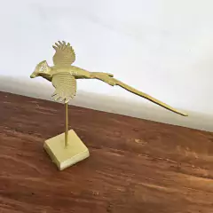 Escultura Pássaro de Metal com Cauda Suspenso na Base - loja online