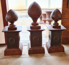 Base Barcelona pequena com aplique em ferro fundido envernizado, exemplificando a sofisticação dos produtos da Marcenaria Tiradentes.
