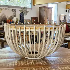 Mesa de centro artesanal da Marcenaria Tiradentes, feita com detalhes em metal, madeira robusta e trama de rattan, ideal para ambientes descontraídos
