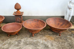 Lenheiro artesanal em ferro fundido da Marcenaria Tiradentes, perfeito para uma decoração sustentável e sofisticada.
