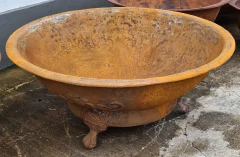 Lenheiro de ferro fundido da Marcenaria Tiradentes, exibindo detalhes intrincados e design artesanal, ideal para ambientes charmosos e sofisticados.