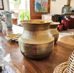 Pote Dourado de Metal Boca Larga Meio Fino Grande - Marcenaria Tiradentes - Móveis e Decoração Artesanais de alto padrão