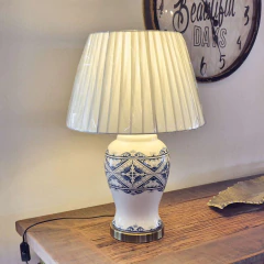 Abajur em Cerâmica Branco Detalhes Azul, Base de Metal e Cúpula na internet