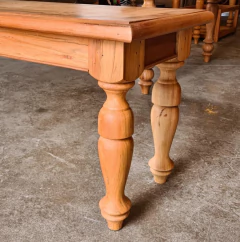 Imagem de Aparador Baixo com Pés Torneados, feito em Madeira de Demolição, perfeito para decoração de interiores sofisticados.