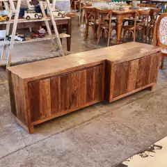 Aparador rústico de dois níveis com quatro portas, feito em madeira de demolição, ideal para ambientes aconchegantes.