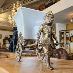 Vaso de Porcelana com Macaco decorativo em Metal - Marcenaria Tiradentes - Móveis e Decoração Artesanais de alto padrão
