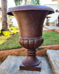 Imagem de uma Ânfora de Ferro Fundido do Século XIX grande, ideal para decoração sofisticada e vintage, disponível na Marcenaria Tiradentes.