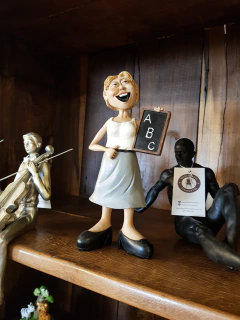 Escultura Professora em Resina - comprar online