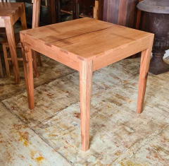 Mesa de Jantar Malhetada em Madeira de Demolição, ideal para ambientes aconchegantes e exclusivos, disponível na Marcenaria Tiradentes