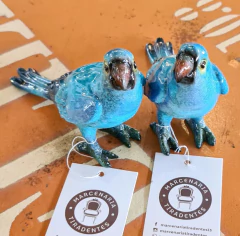 Pássaro Decorativo de Resina Azul com Bico Escuro na internet