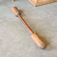 Socador de Pilão Antigo de Fazenda em madeira robusta, representando a artesania e tradição da Marcenaria Tiradentes