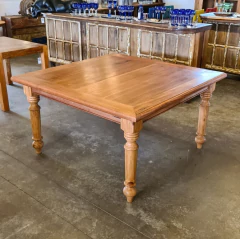 Mesa de jantar quadrada de 1,50 x 1,50 A em madeira de demolição com pés torneados, perfeita para decoração de interiores sofisticados.
