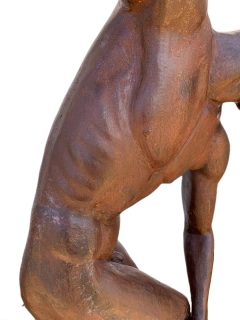 Escultura Discóbolo em Ferro Fundido representando atleta grego prestes a lançar disco.