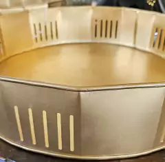 Bandeja Redonda de Metal Dourada Grande com Cortes na internet