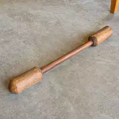 Socador de Pilão Antigo de Fazenda em madeira robusta, representando a artesania e tradição da Marcenaria Tiradentes