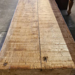 Rack baixo artesanal com duas gavetas e prateleiras, feito em madeira de demolição, proporcionando aconchego à decoração da sala.