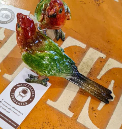 Pássaro Decorativo de Resina Vermelho e Verde - comprar online