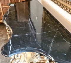 Aparador estilo barroco com detalhes minuciosos em resina folheada, refletindo a qualidade artesanal da Marcenaria Tiradentes.
