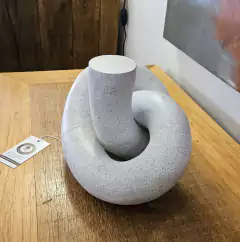 Escultura Torcida Arte Abstrata em Resina Cinza Grossa - loja online