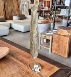 Escultura Decorativa Folha Dourada em Metal Fina Alta com Base - loja online