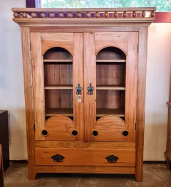 Armário Ogiva com 2 portas e gavetão, feito em madeira de demolição, exibindo acabamento rústico da Marcenaria Tiradentes.