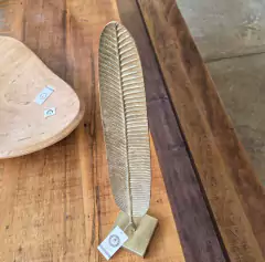 Escultura Decorativa Folha Dourada em Metal Fina Alta com Base - Marcenaria Tiradentes - Móveis e Decoração Artesanais de alto padrão