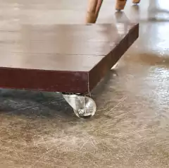 Imagem da Mesinha Criado Mudo Ripado em C, com design compacto e rodinhas, da Marcenaria Tiradentes - perfeito para complementar decoração de quartos