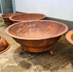 Lenheiro de ferro fundido da Marcenaria Tiradentes, exibindo detalhes intrincados e design artesanal, ideal para ambientes charmosos e sofisticados.