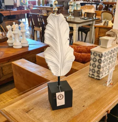 Escultura Folha Branca em Resina M - comprar online