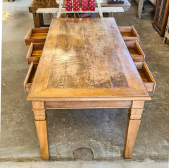 Mesa de Jantar de luxo com gavetas e pés diamantados, feita em madeira de demolição pela Marcenaria Tiradentes.