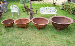 Lenheiro artesanal em ferro fundido da Marcenaria Tiradentes, perfeito para decoração sofisticada e sustentável.
