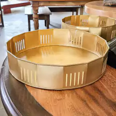 Bandeja Redonda de Metal Dourada Grande com Cortes - loja online