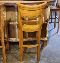 Banqueta Alta Bistrô VAN em verniz PU de madeira jequitibá, representando a fusão do artesanal com o contemporâneo.