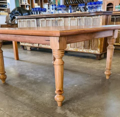 Mesa de jantar quadrada de 1,50 x 1,50 A em madeira de demolição com pés torneados, perfeita para decoração de interiores sofisticados.