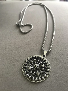 Collar medallón calaveras