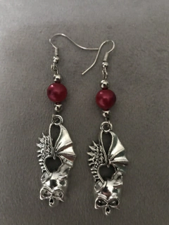 calavera alada piedra roja